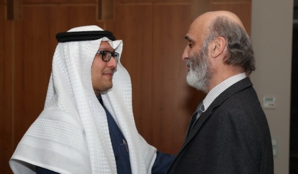 رسائل سياسية في العباءة المهداة من البخاري إلى جعجع؟