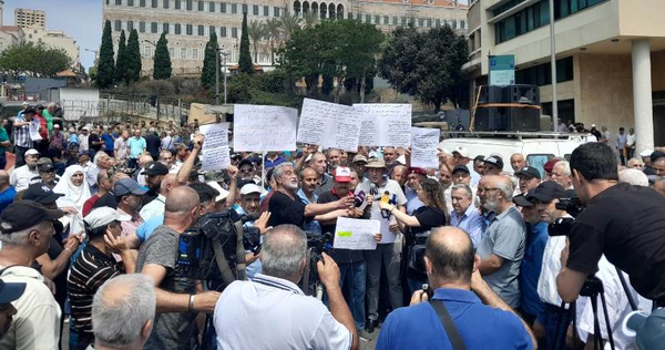 وقفة لـ "حَراك المؤهّلين المتقاعدين" في محيط
السرايا الحكوميّة للمطالبة بحقهم من المحروقات
