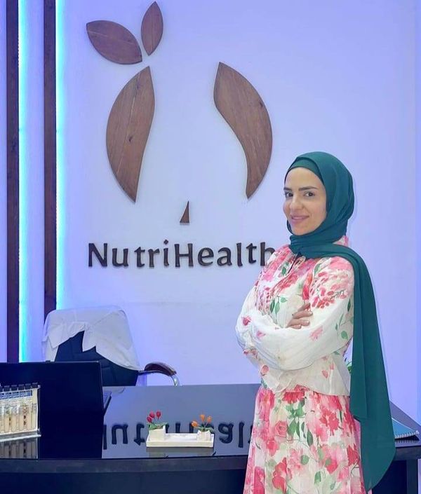 أخصائية التغذية زهراء حويلي تدقّ ناقوس الخطر: سوء التخزين والتلاعب بالصلاحية يضاعفان خطر التسمّم!