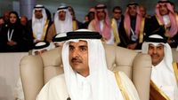 بعد قمة تونس.. الشيخ جوعان يدافع عن مواقف بلاده وشقيقه أمير قطر