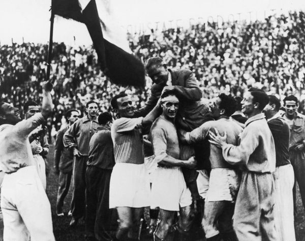 كأس العالم في إيطاليا 1934: المنتخب المضيف يرفع الكأس بحضور موسوليني.. ومصر أول بلد عربي يشارك في "العرس" العالمي