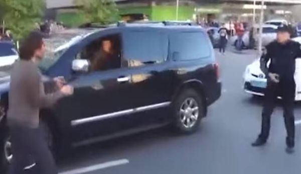 بالفيديو: مصارع يقاتل 7 رجال شرطة بمفرده ويوسعهم ضرباً والسبب؟
