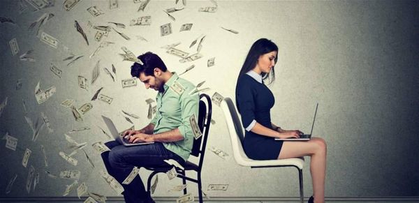 النساء أكثر ترددًا من الرجال في طلب زيادة الراتب