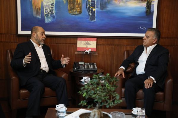المخيمات الفلسطينية بين ابراهيم ووفد من حركة حماس برئاسة أبو مرزوق