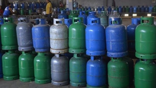 نقيب موزّعي الغاز فريد زينون: سيرتفع سعر قارورة الغاز غداً حوالي 67 ألف ليرة، مقابل ارتفاع سعر طن الغاز 67 دولاراً