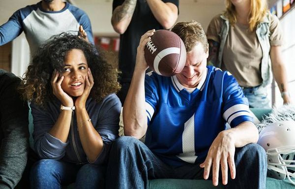 لا تحبين أصدقاء شريكك.. 6 طرق للتعامل مع الأمر