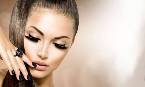 استخدمته أمهاتنا سابقاً.. ماسكارا الفازلين لتطويل الرموش في 3 أيام!