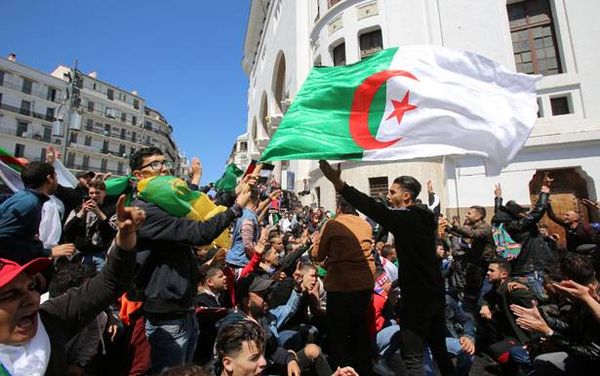 الجزائريون يرفضون بن صالح رئىساً موقتاً