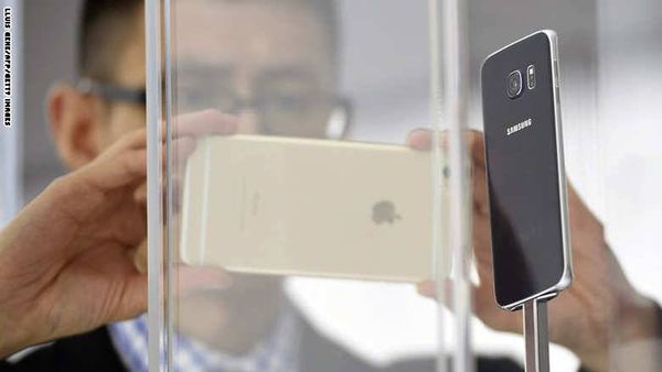 سامسونغ تتحدى أبل بمنح مستخدمي "أي فون" تجربة هواتفها لشهر مقابل دولار واحد