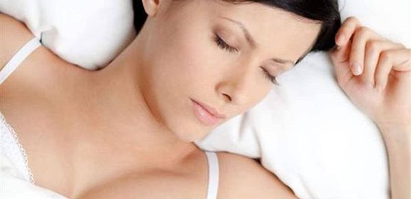 هل يجب عليك إرتداء حمالة الصدر أثناء النوم أم لا؟