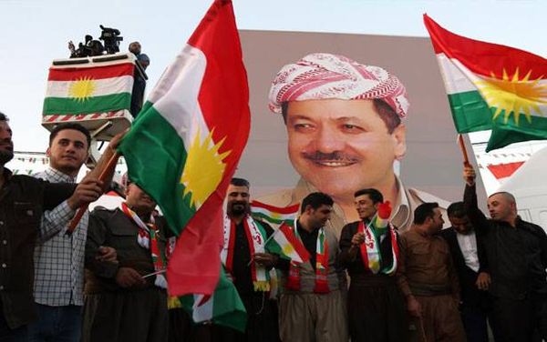 الكرد يضربون رؤوسهم بالصخرة