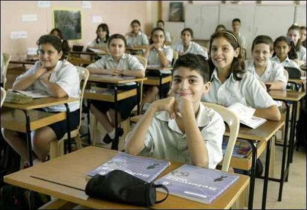 بالفيديو- ماذا فعل استاذ مع طالبته في الصف؟