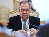 بالفيديو - "يعتمد على ما يدخنه أو يشربه".. لافروف يعلّق على تصريح زيلينسكي