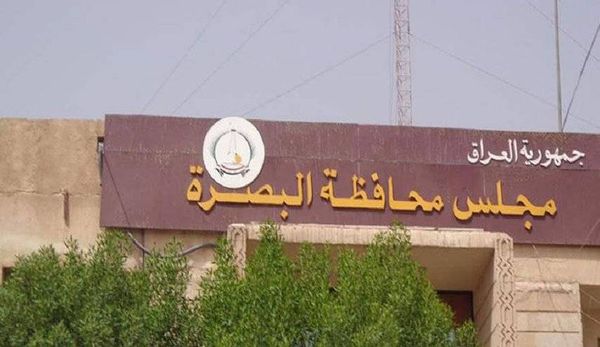 العشرات يتظاهرون قرب ديوان محافظة البصرة للمطالبة بإصلاحات