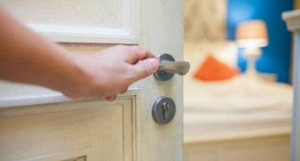 لهذه الأسباب.. لا تغلقوا باب الغرفة أثناء النوم