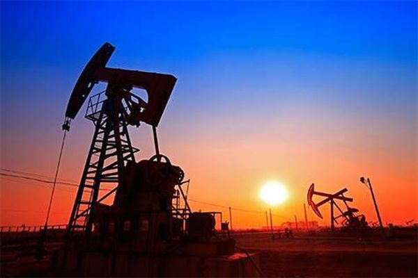 النفط يقفز مجدداً… برنت فوق 100 دولار للبرميل
