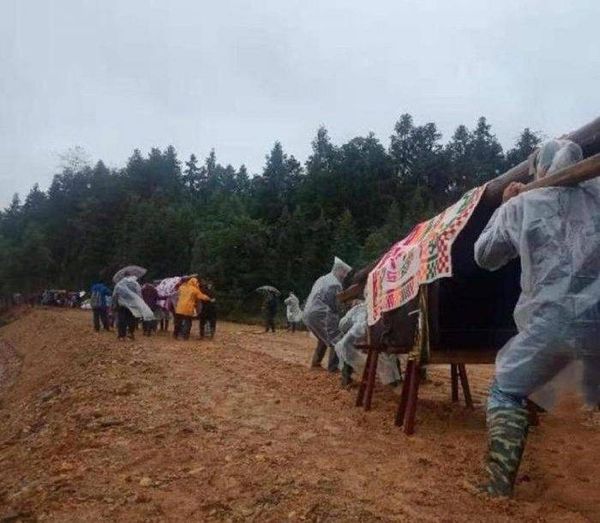 أم تقتل طفليها وتنتحر حزنًا على زوجها الذي «لم يـمت» أصلاً