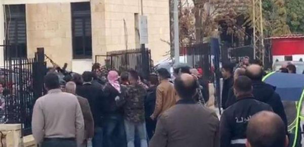 محتجون يقفلون الدوائر الرسمية في حلبا