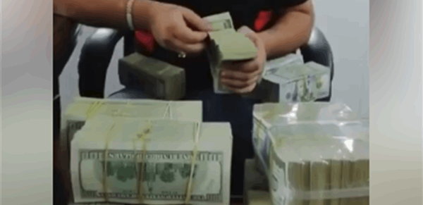 شاهد.. فنان يستفزّ اللبنانيين بآلاف الدولارات (فيديو)