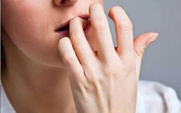 إلامَ يُؤدّي قضم الأظافر في جسم الإنسان؟