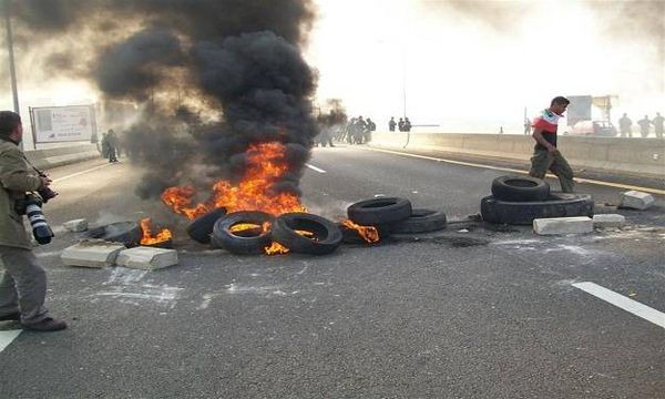 شبان يقطعون مدخل بعلبك الشمالي