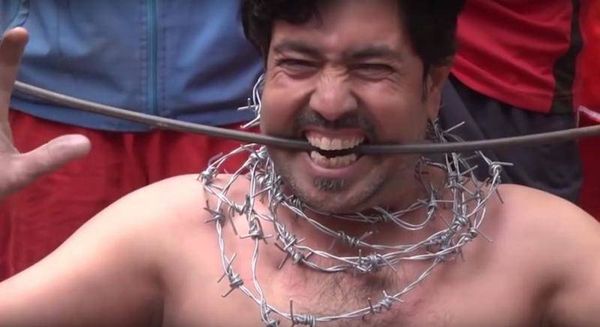 بالفيديو.. رجلٌ يثني الحديدَ بأسنانه!
