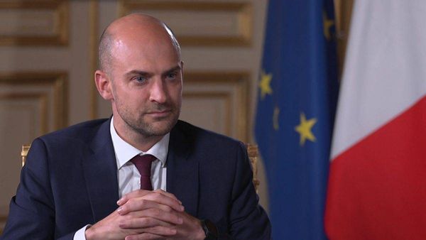 بارو قبيل وصوله إلى بيروت: لتزويد الجيش اللبناني بالإمكانات اللازمة