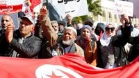 تونسيّون يحتجون ضدّ سعيد
ويتهمونه ب "إعادة الدكتاتوريّة"