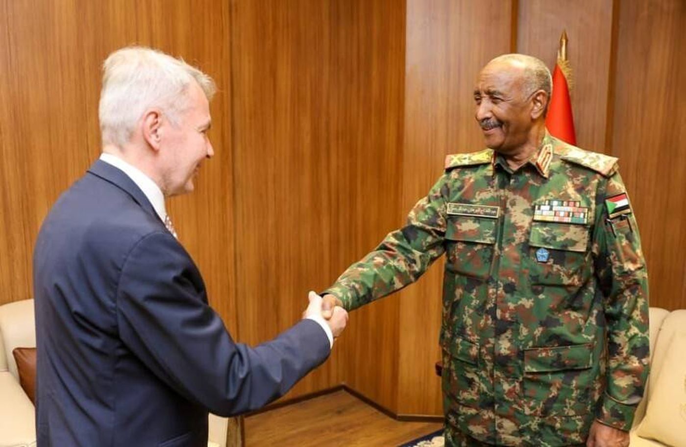 مبعوث الأمم المتحدة يبحث مع البرهان جهود السلام في السودان