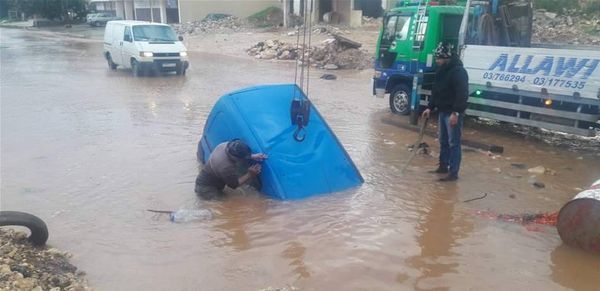 حفرة عملاقة "تبلع" سيارة في القلمون (صورة)