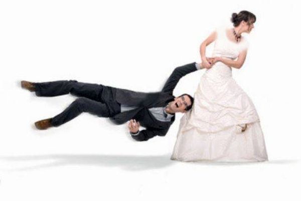 بالصور -  فنانة شهيرة تركع وتعرض الزواج على ممثل.. فهل وافق؟
