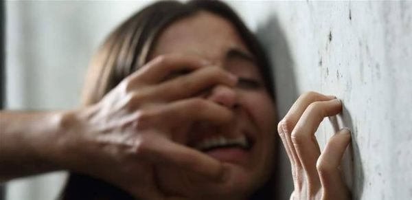 كاميرات المراقبة فضحته.. هذا ما فعله بعدما فشل في إغتصابها