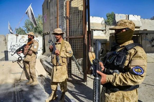 عشرات القتلى باشتباكات بين باكستان وأفغانستان