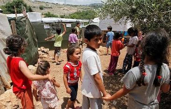 عقيلة السفير الألماني في مخيمي كترمايا وعانوت للنازحين