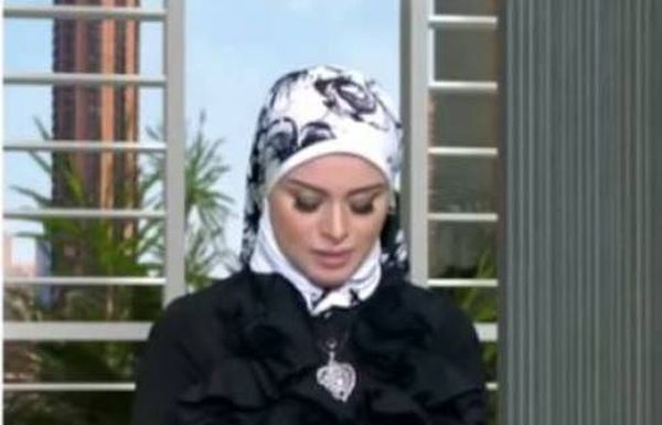 بالفيديو: إنهيار مذيعة على الهواء مباشرة.. بسبب وفاة والدتها!