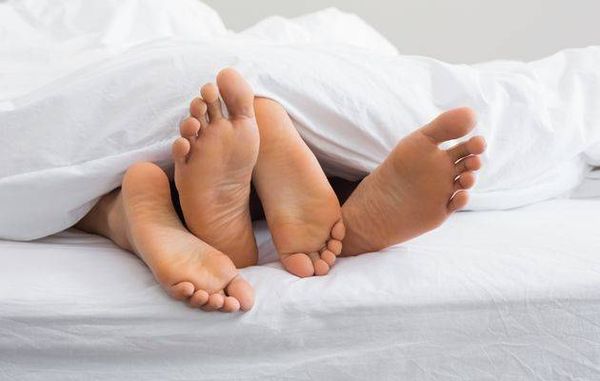 هذه حقيقة الفيديو الجنسي الذي انتشر لمذيعة معروفة ومخرج مصري شهير!