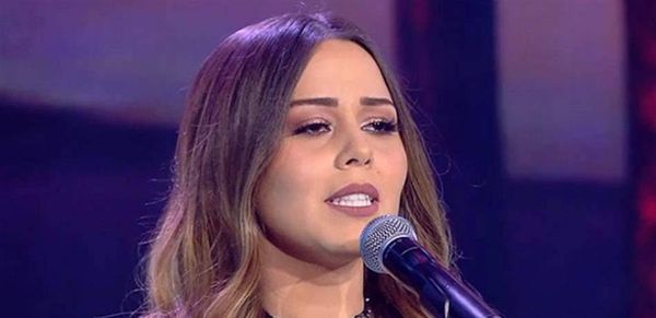نجمة "آراب آيدول" تعتزل الفن وتنهار بالبكاء