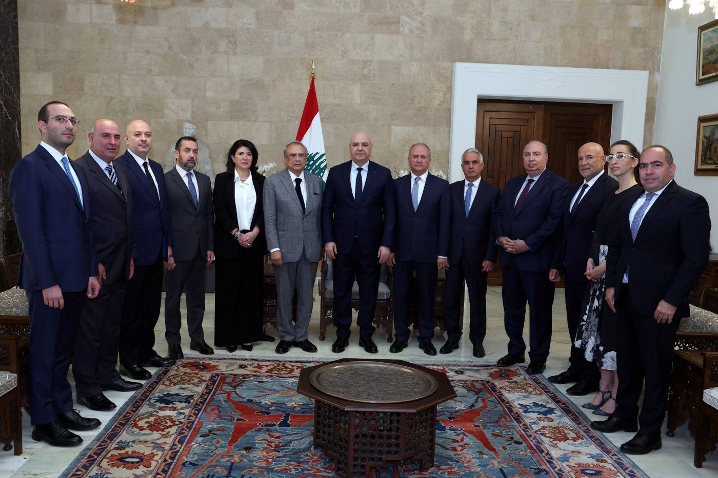 حبيب يسلّم الرئيس عون درع اليوبيل الذهبي