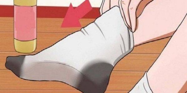 سيدة قامت بتبليل جواربها قبل النوم.. والنتيجة مذهلة!