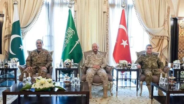 السعودية وباكستان وتركيا تبحث تعزيز التعاون الدفاعي