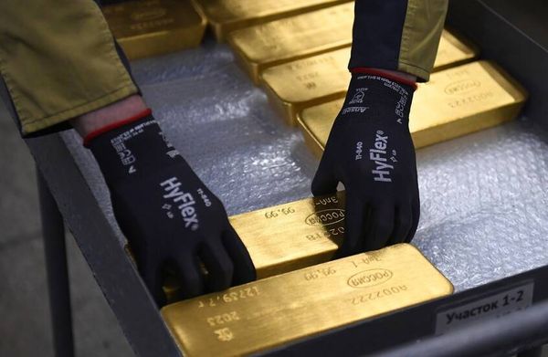 تراجع الذهب بعد بلوغه مستوى قياسي