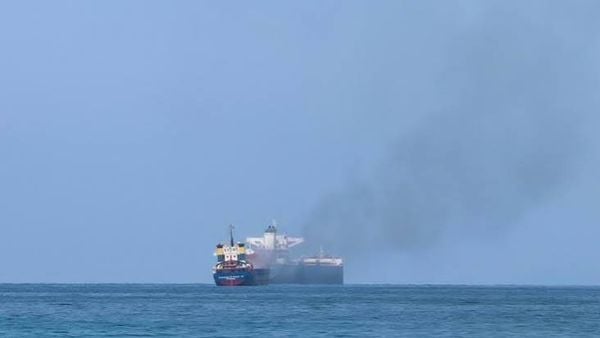 هيئة العمليات البحرية البريطانية: بلاغ عن تعرض سفينتين لواقعة على بعد 4 أميال بحرية غربي خصب في سلطنة عمان.