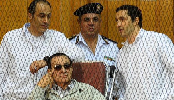 مبارك ونجلاه أمام المحكمة مجدداً بقضية "القصور الرئاسية"
