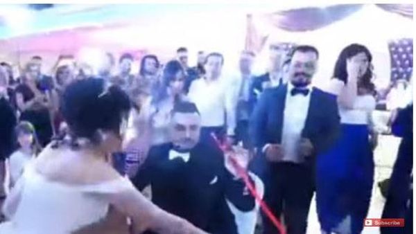 بالفيديو - عريس يجهز "الاركيلة" لعروسته في حفل زفافهما!