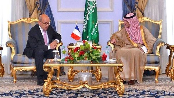 وزير الخارجية الفرنسي يصل جدة لبحث الأزمة القطرية