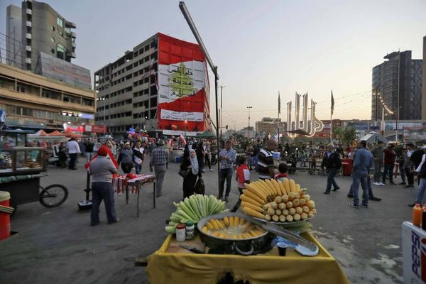 الحراك الشعبي في طرابلس تراجع... وتحوّلت ساحته الى بسطات للباعة المتجوّلين
الأهالي : ما الفائدة من الإستمرار بإغلاق الطرقات... والوضع المعيشي يزداد تفاقماً