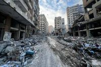 هوكشتاين ابلغ مراجع حكومية الرغبة بالحل قبل ولاية ترامب
الحل الدبلوماسي محاصر بشروط نتنياهو... والكلمة الفصل تبقى للميدان
حزب الله يقصف مصنعا عسكريا في تل ابيب وقاعدتي زوفولون وميرون ويفشل محاولات العدو على محور بنت جبيل