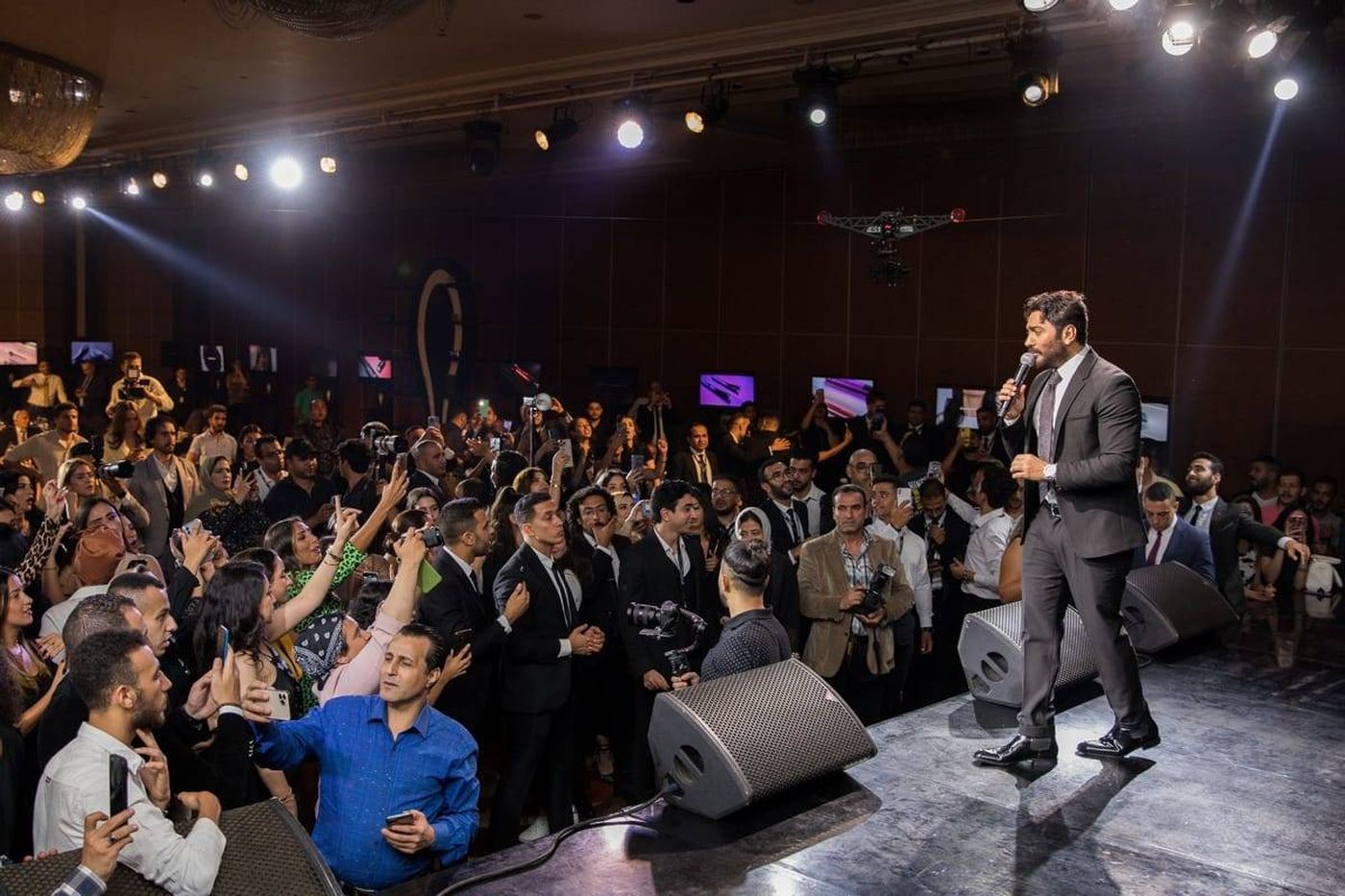 تامر حسني يحيي حفلًا بالتجمع بحضور منة عرفة وديانا هشام