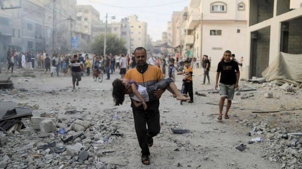 غزة تحت القصف.. شهيد وإصابات وانتشال رفات 12 شهيداً