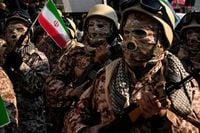إيران تبدأ تنظيم «فدائييها» وتلوّح باستخدام قدراتها في مضيق هرمز